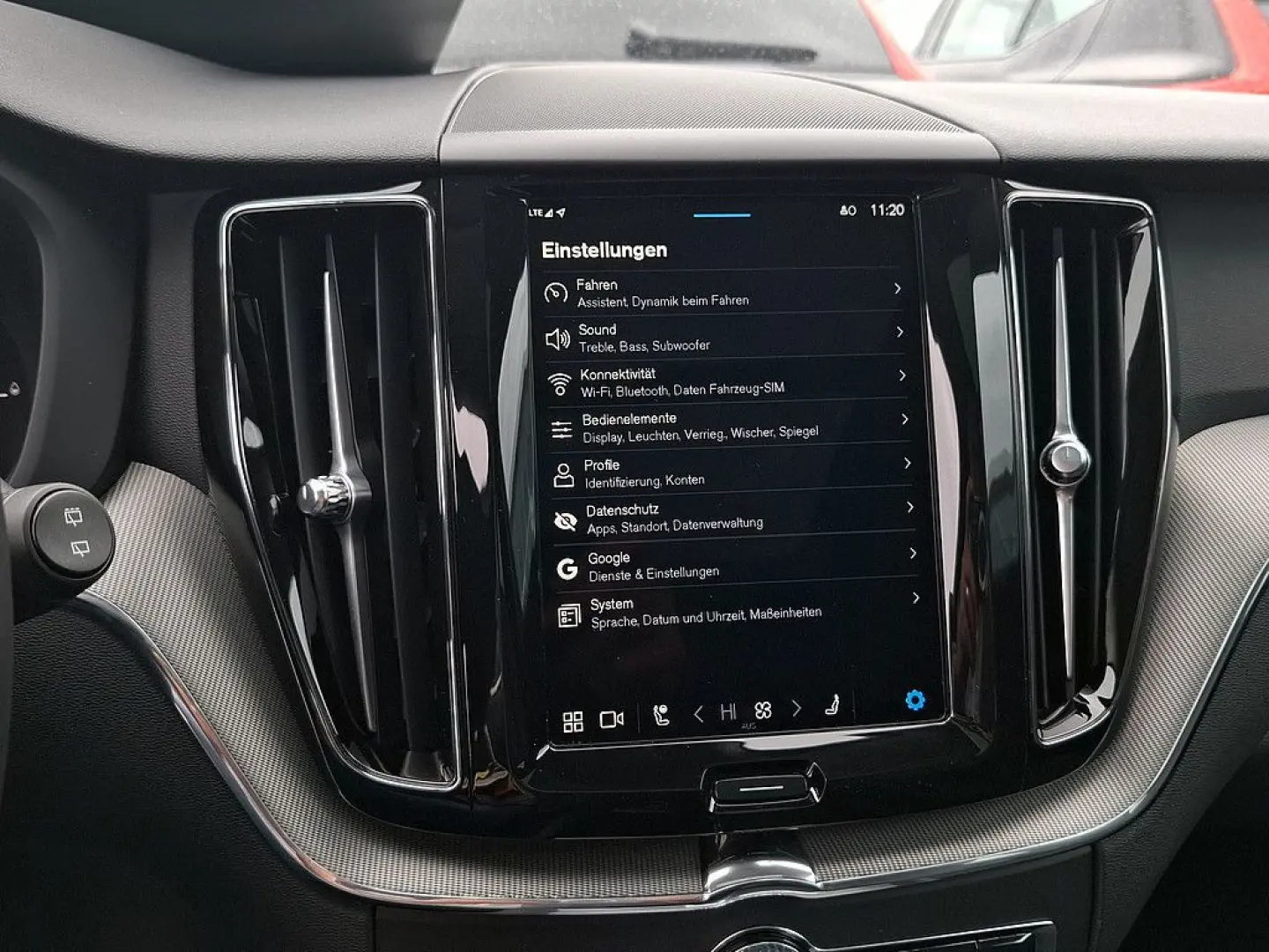 XC60 T8 Plus Dark Recharge Plug-In Hybrid AWD