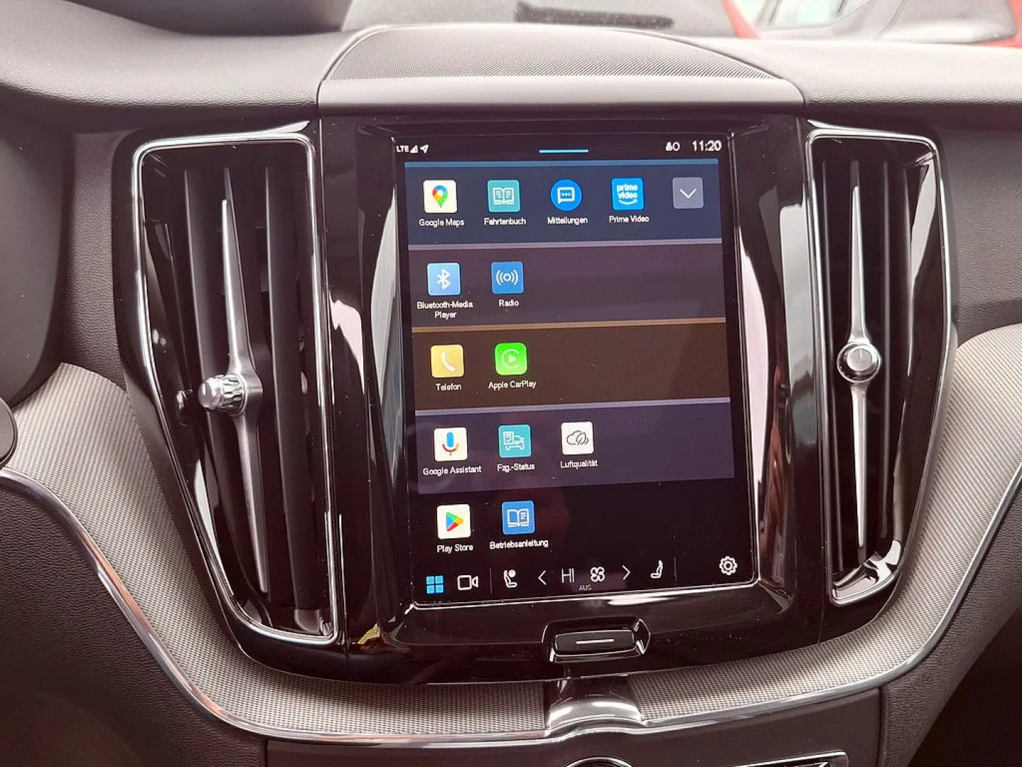 XC60 T8 Plus Dark Recharge Plug-In Hybrid AWD