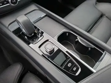 XC60 T8 Plus Dark Recharge Plug-In Hybrid AWD