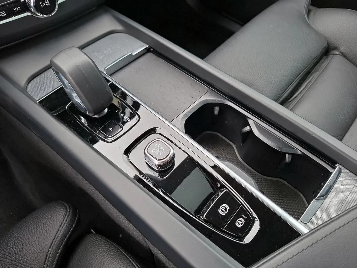 XC60 T8 Plus Dark Recharge Plug-In Hybrid AWD