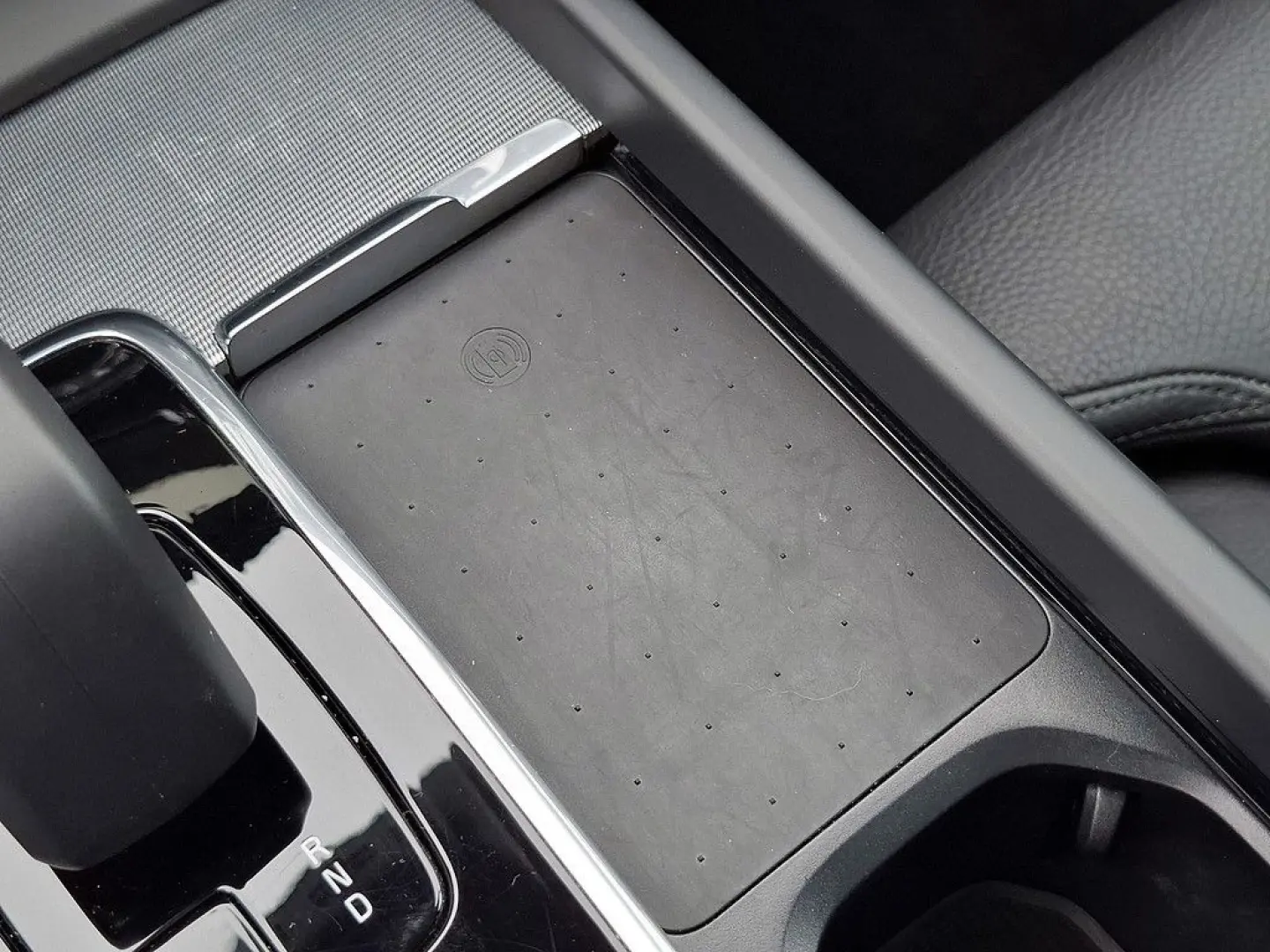 XC60 T8 Plus Dark Recharge Plug-In Hybrid AWD