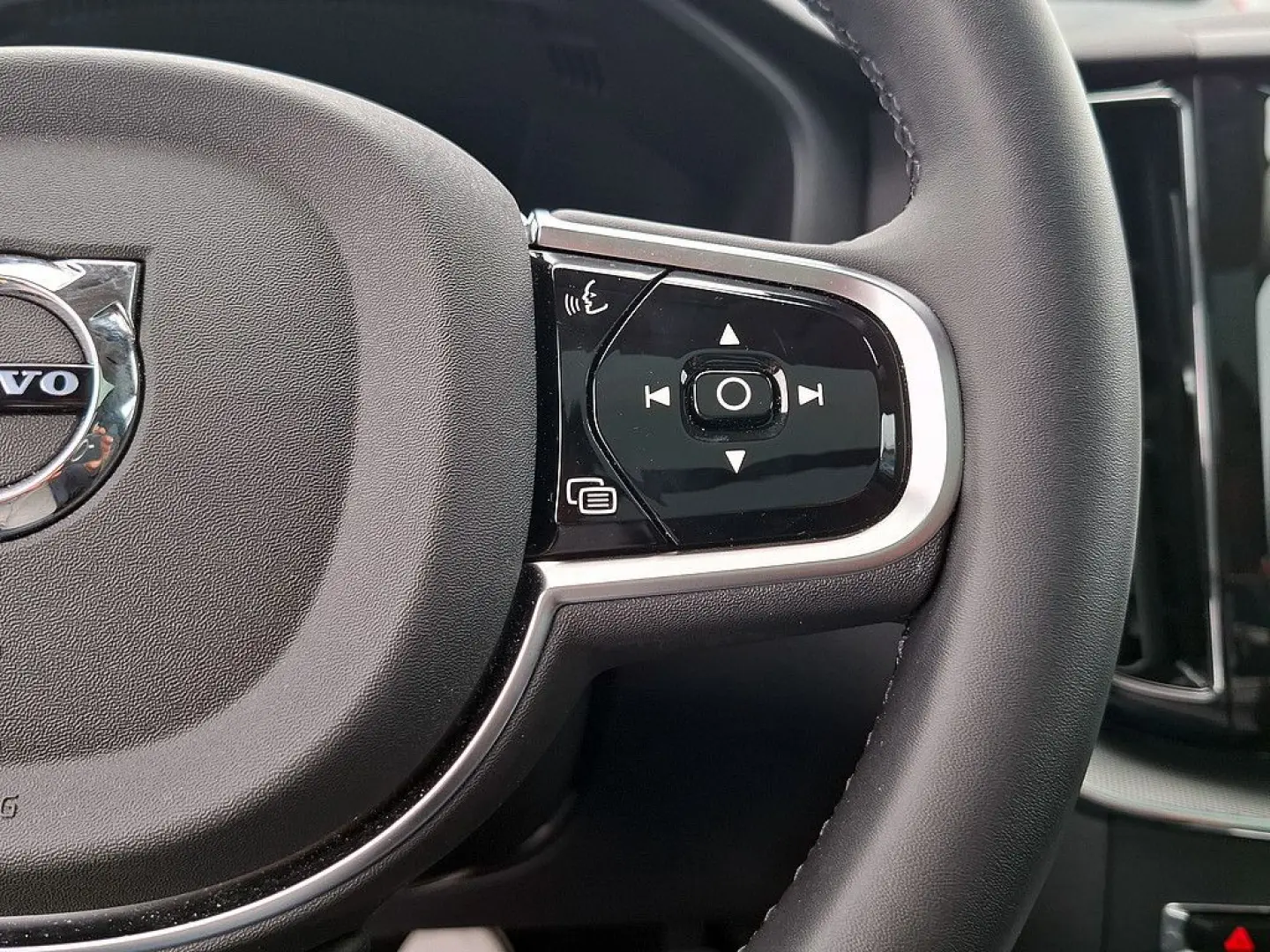 XC60 T8 Plus Dark Recharge Plug-In Hybrid AWD