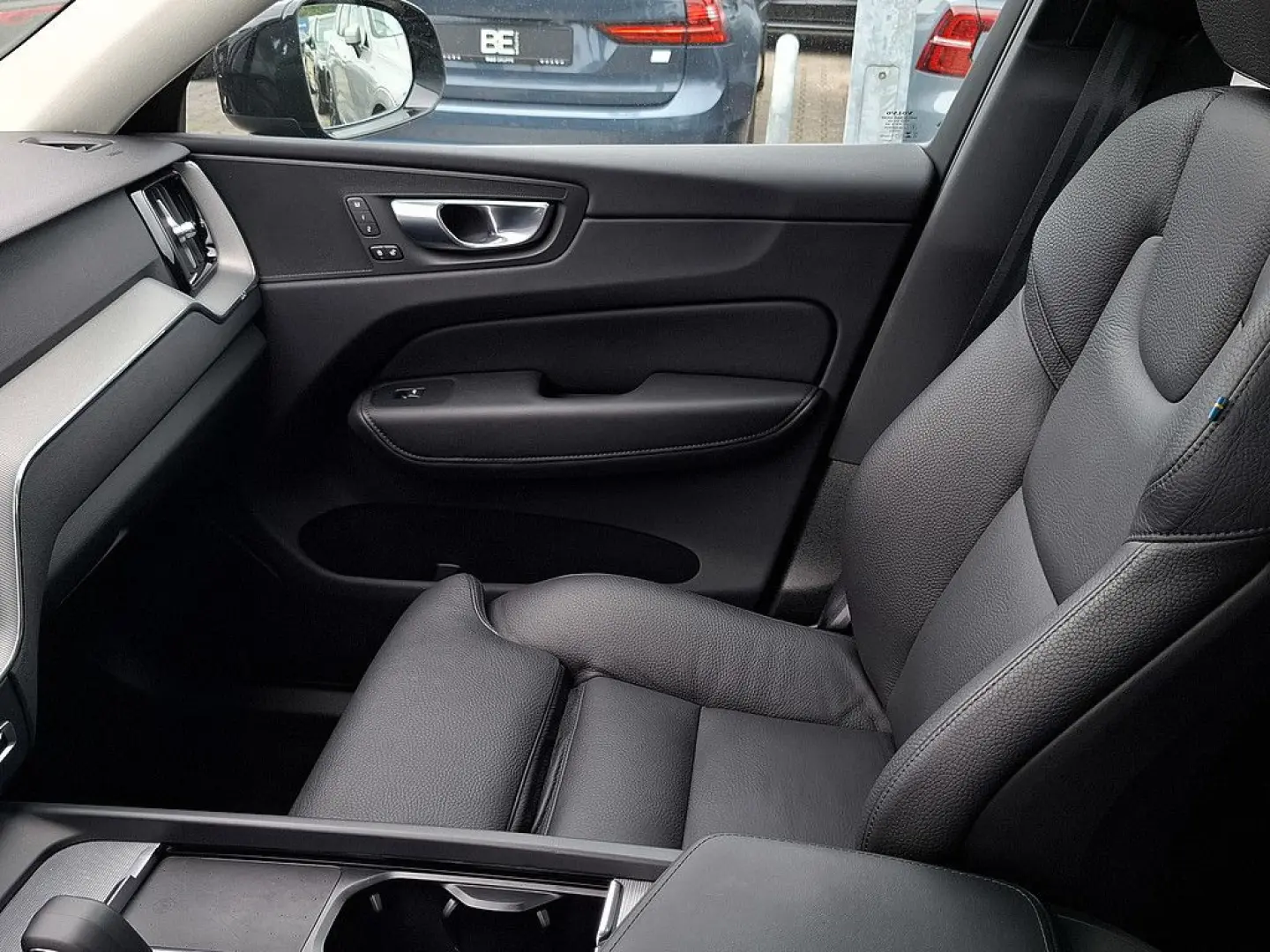 XC60 T8 Plus Dark Recharge Plug-In Hybrid AWD