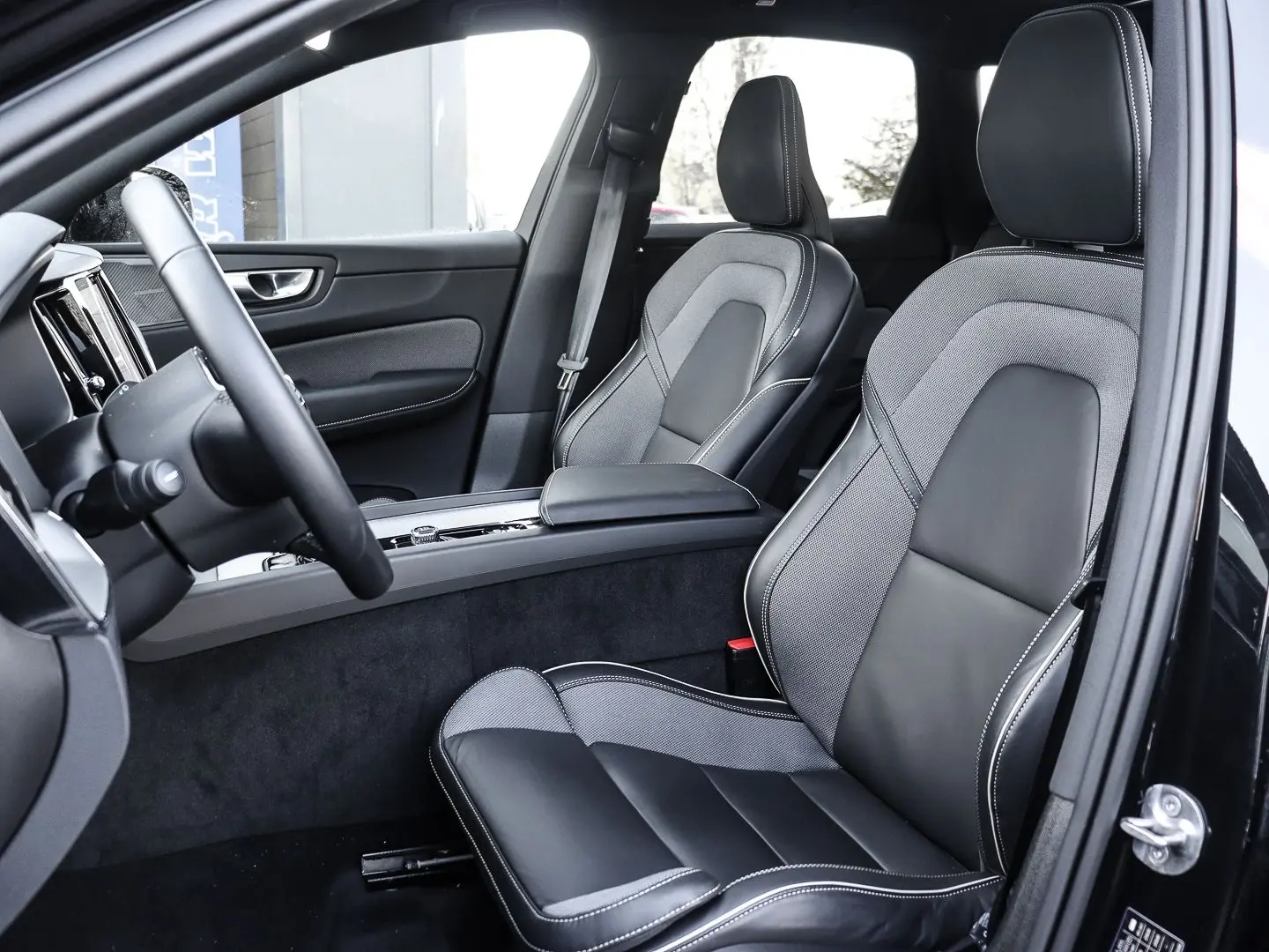 XC60 Plus Dark Recharge Plug-In Hybrid AWD T8 Tw