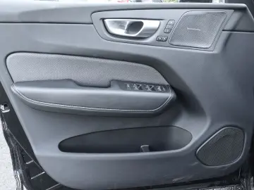 XC60 Plus Dark Recharge Plug-In Hybrid AWD T8 Tw