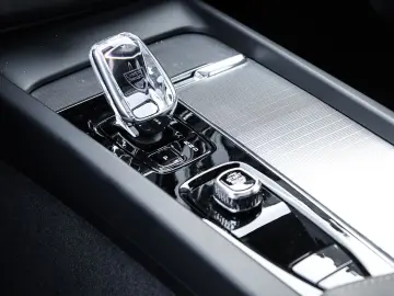 XC60 Plus Dark Recharge Plug-In Hybrid AWD T8 Tw