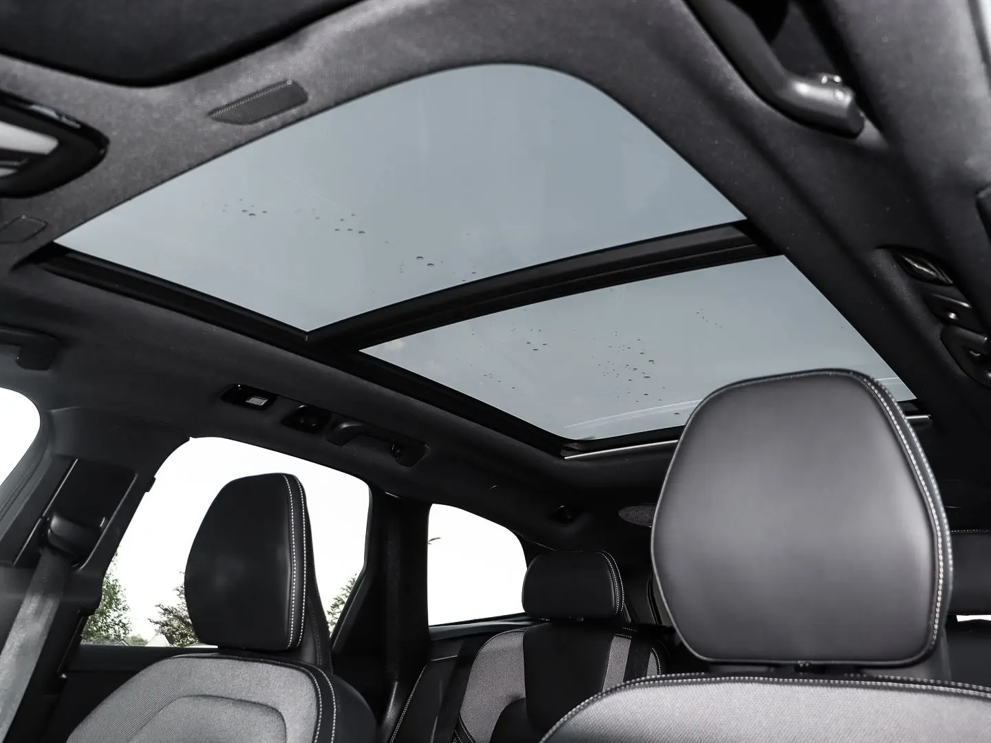 XC60 Plus Dark Recharge Plug-In Hybrid AWD T8 Tw