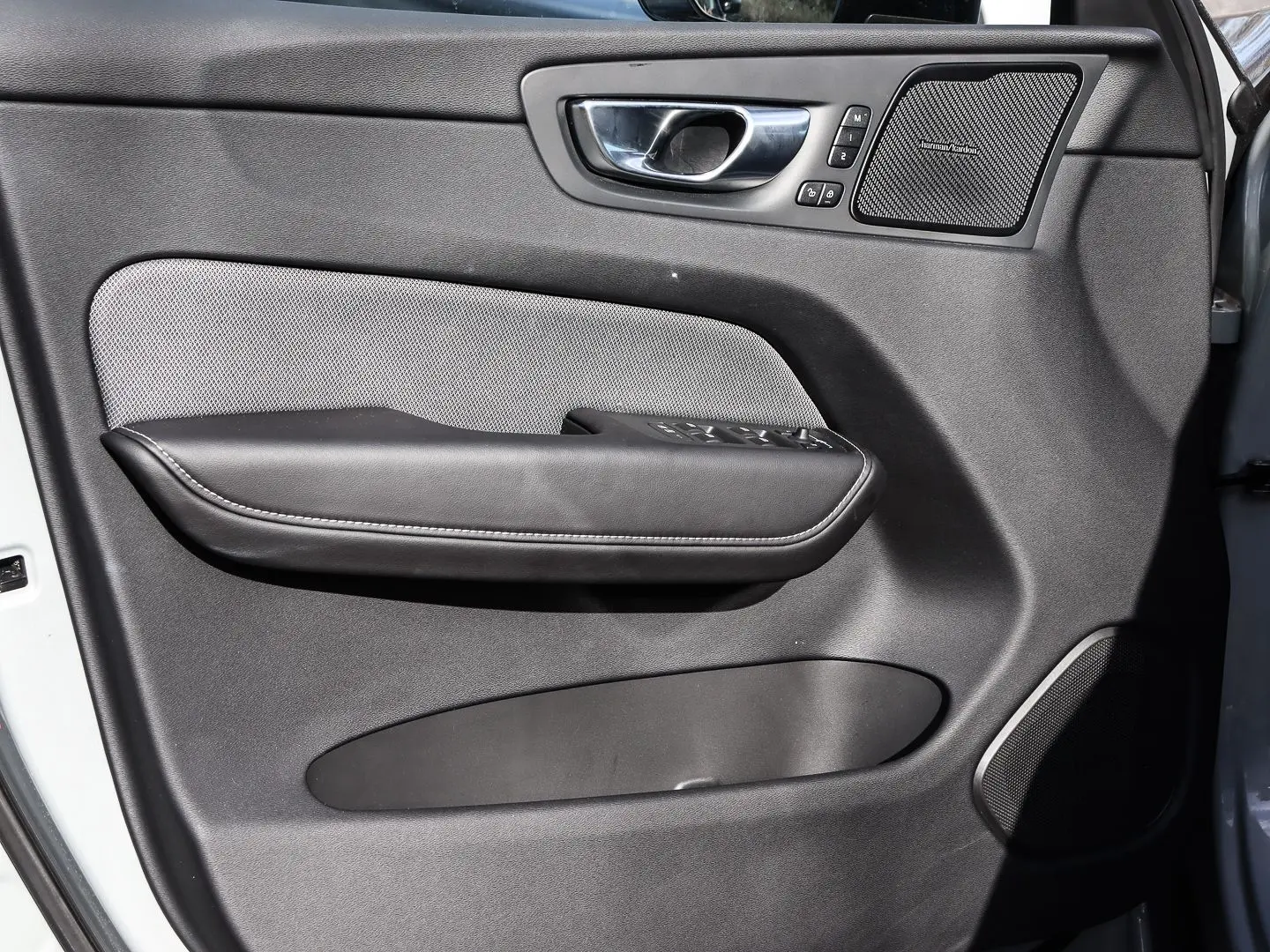 XC60 Plus Dark Recharge Plug-In Hybrid AWD T8 Tw