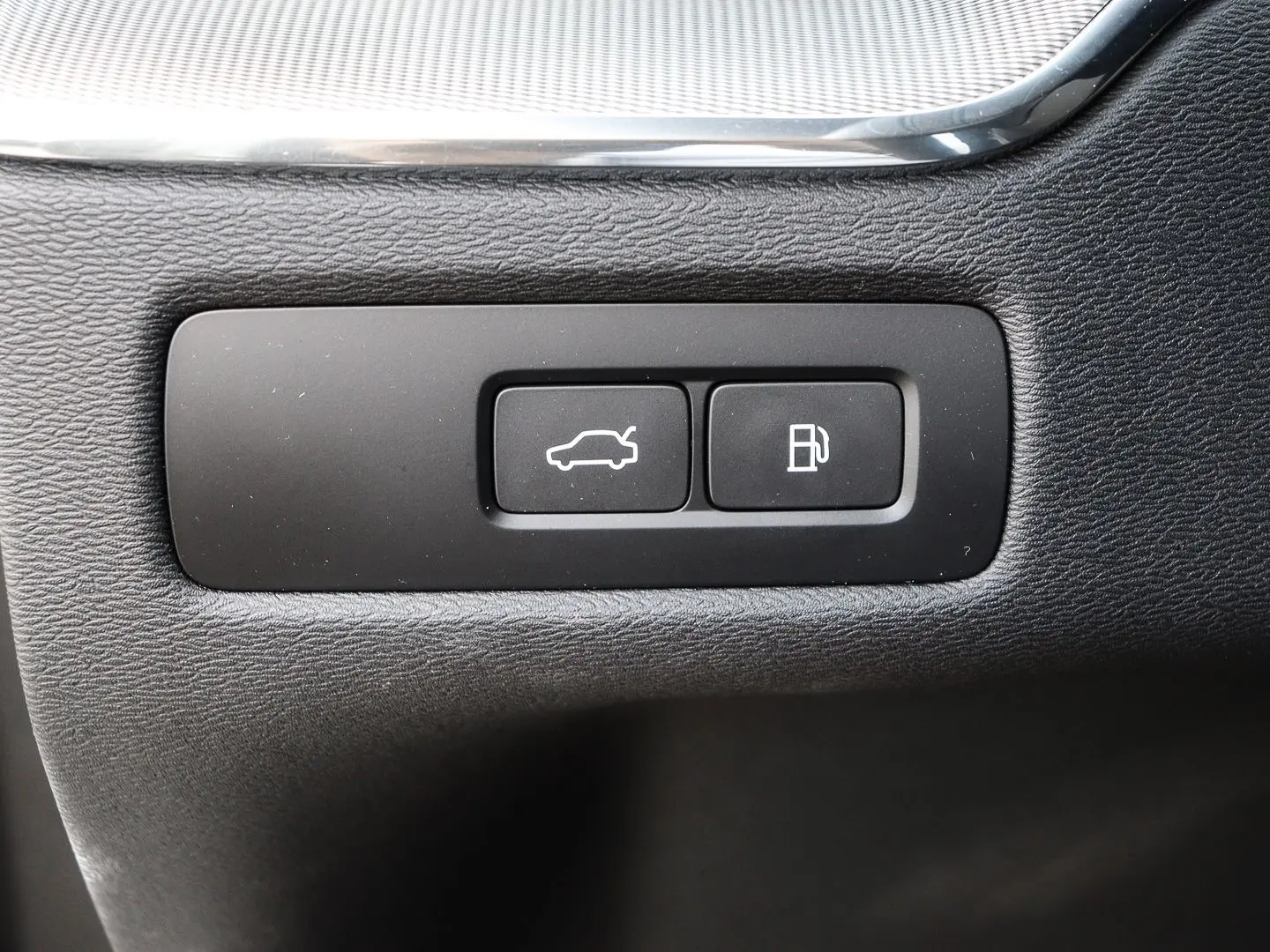 XC60 Plus Dark Recharge Plug-In Hybrid AWD T8 Tw