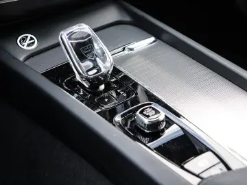 XC60 Plus Dark Recharge Plug-In Hybrid AWD T8 Tw