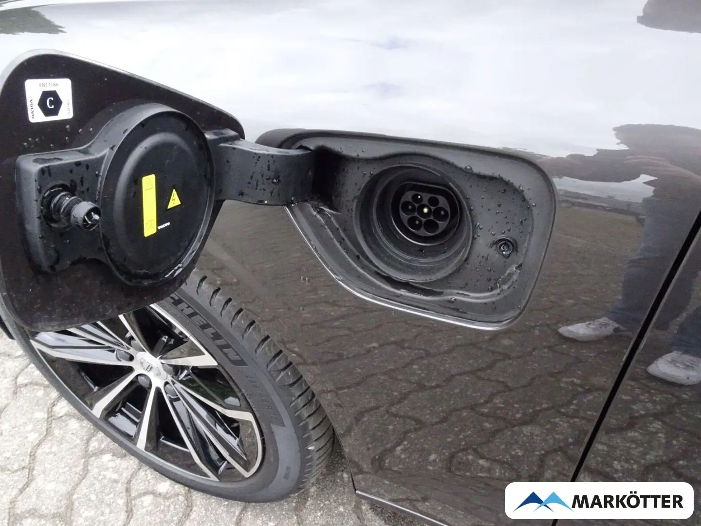 S60 T8 Recharge Plug-In Hybrid AWD Ultimate Dark