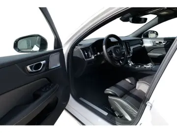 S60 Lim. T8 Ultimate Dark Recharge Plug-In Hybri