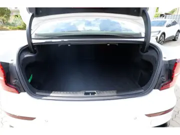 S60 Lim. T8 Ultimate Dark Recharge Plug-In Hybri