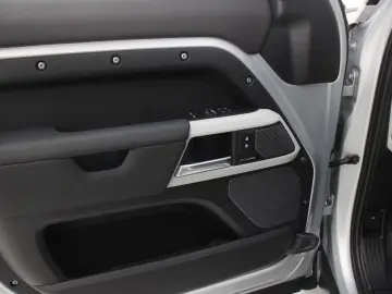 Land Rover Defender 90 D300 X-Dynamic SE AHK Pano