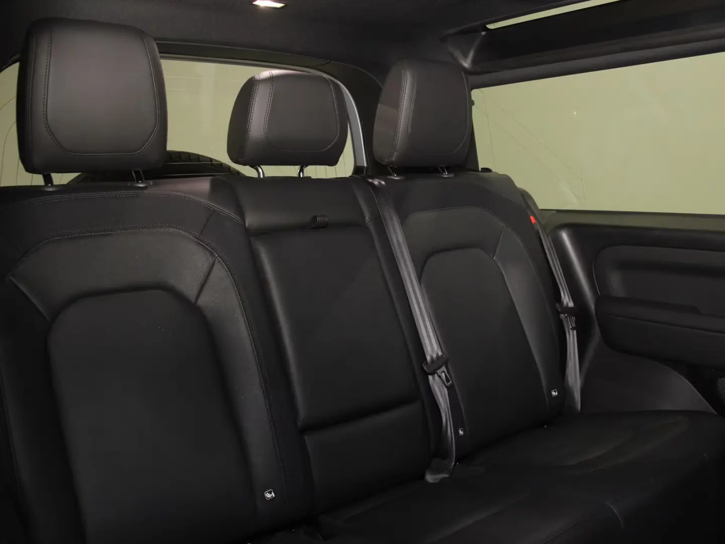 Land Rover Defender 90 D300 X-Dynamic SE AHK Pano