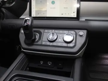 Land Rover Defender 90 D300 X-Dynamic SE AHK Pano