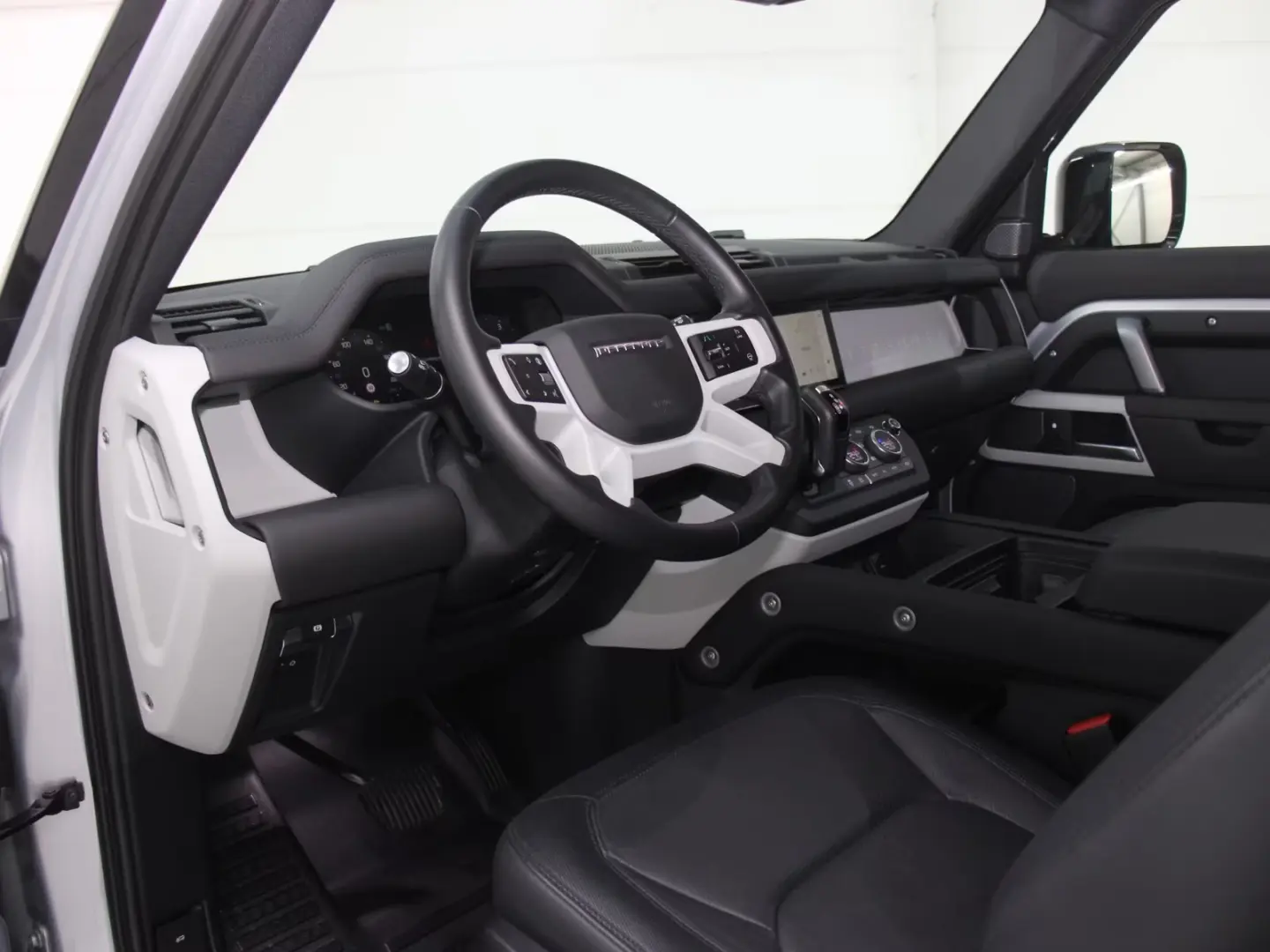 Land Rover Defender 90 D300 X-Dynamic SE AHK Pano