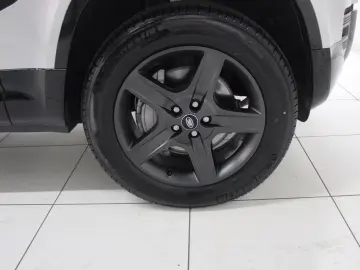 Land Rover Defender 90 D300 X-Dynamic SE AHK Pano