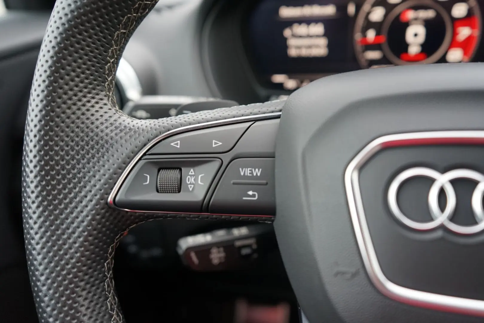 SQ2 2.0 TFSI quattro LED Navi ACC S-Sitze PDC