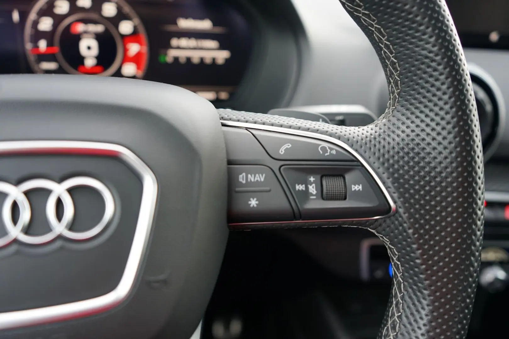 SQ2 2.0 TFSI quattro LED Navi ACC S-Sitze PDC