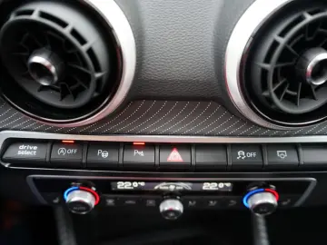 SQ2 2.0 TFSI quattro LED Navi ACC S-Sitze PDC