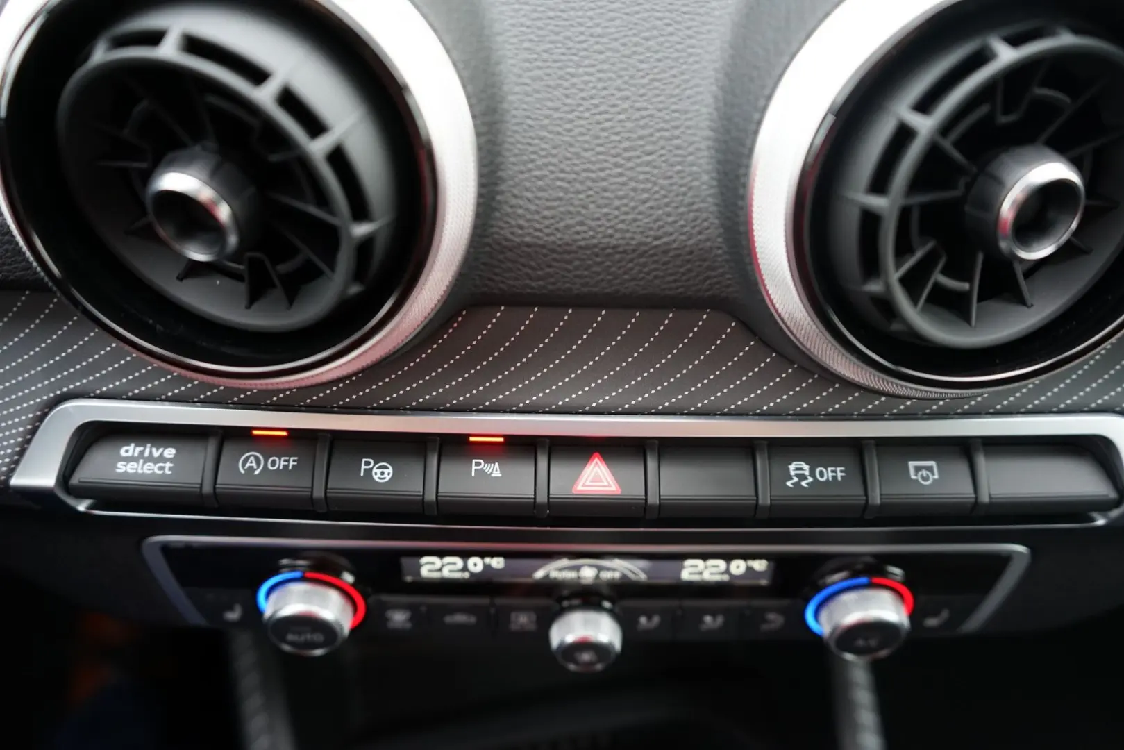 SQ2 2.0 TFSI quattro LED Navi ACC S-Sitze PDC