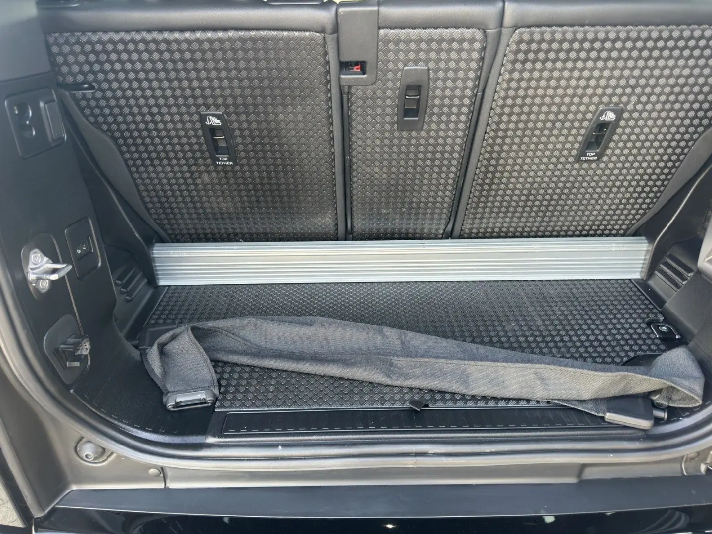 Defender 90 D300 X-Dynamic SE AHK Black-P. Winte