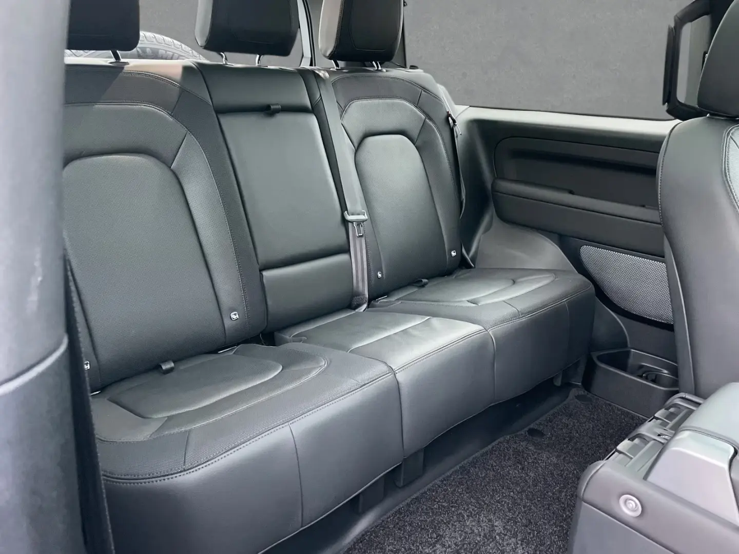 Land Rover Defender 90 D300 X-Dynamic SE NEGRU PACH