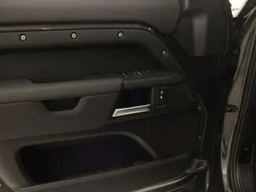 Defender 90 X-Dynamic SE AHK Black Pack DAB LED