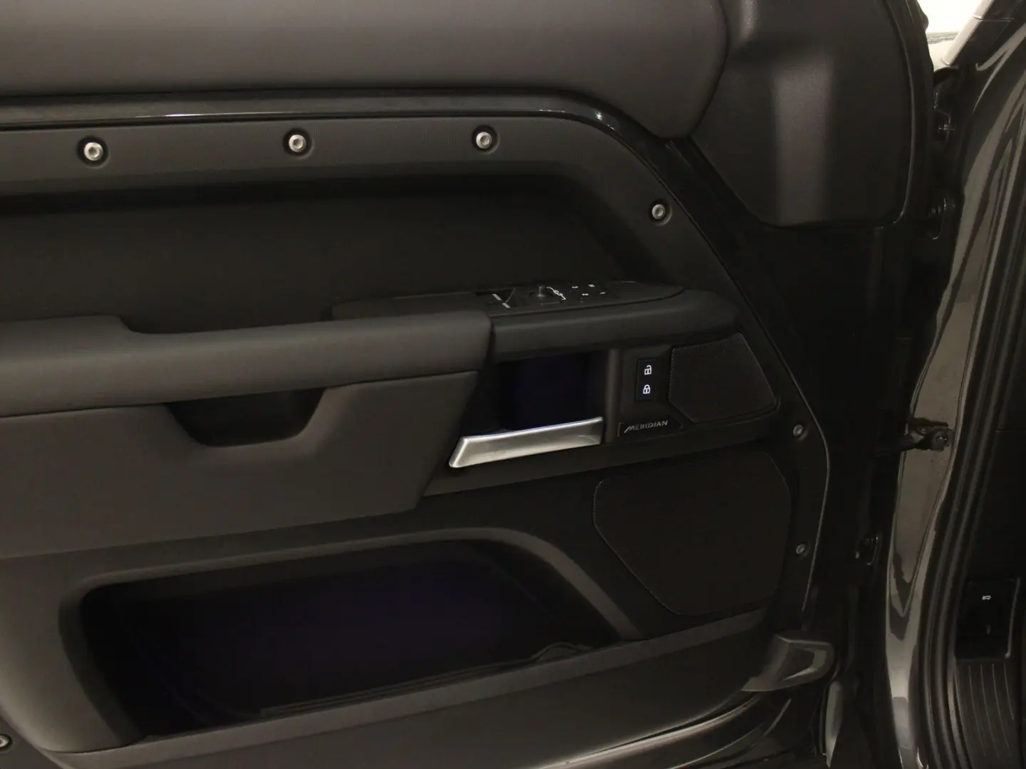 Defender 90 X-Dynamic SE AHK Black Pack DAB LED