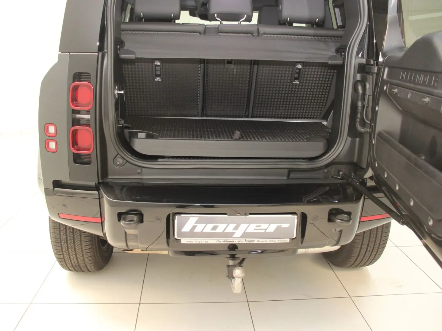 Defender 90 X-Dynamic SE AHK Black Pack DAB LED