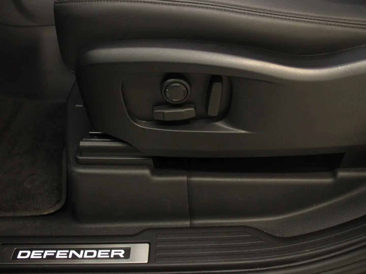 Defender 90 X-Dynamic SE AHK Black Pack DAB LED