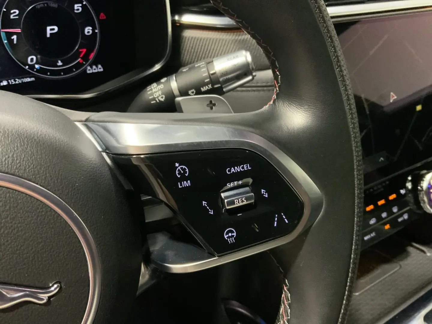 F-PACE P550 SVR AWD   HUD PANO ACC