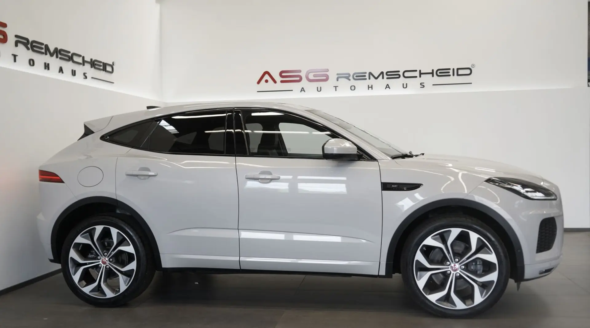 E-PACE P250 AWD R-Dynamic 1.H 21 Digital Memory