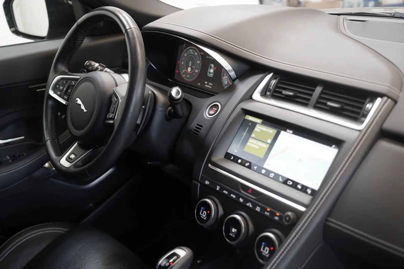 E-PACE P250 AWD R-Dynamic 1.H 21 Digital Memory