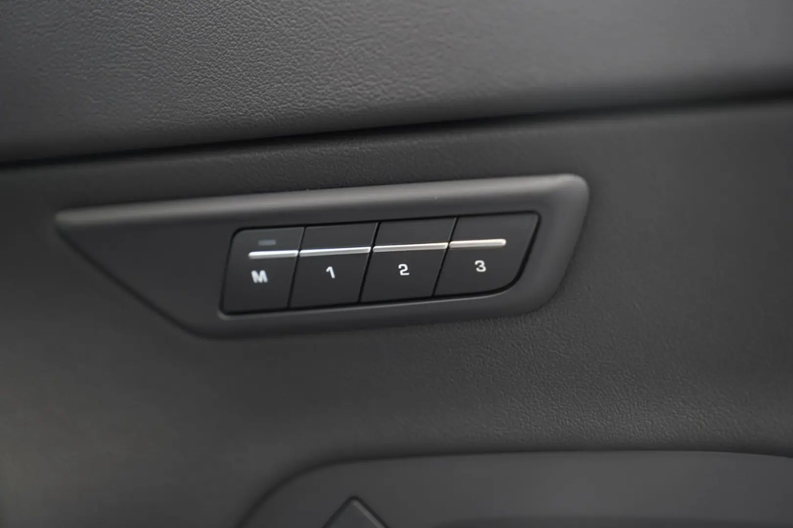 E-PACE P250 AWD R-Dynamic 1.H 21 Digital Memory