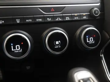 E-PACE P250 AWD R-Dynamic 1.H 21 Digital Memory