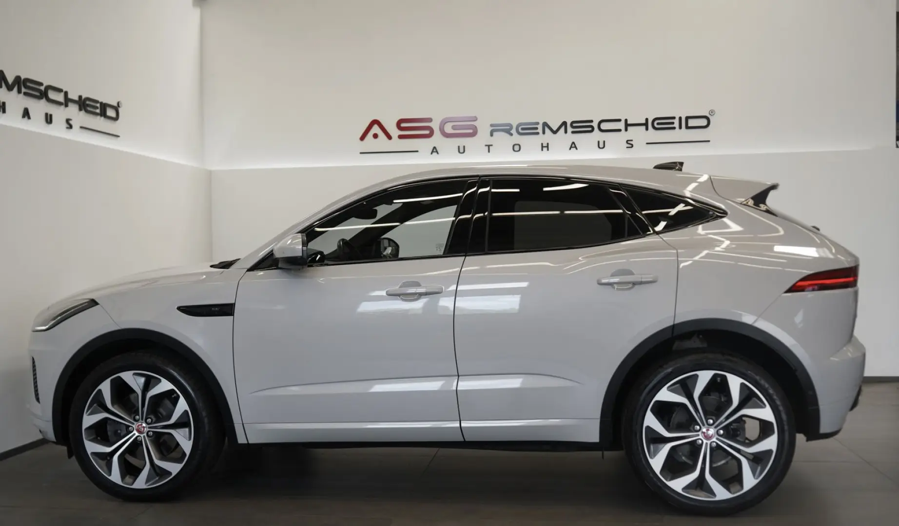 E-PACE P250 AWD R-Dynamic 1.H 21 Digital Memory