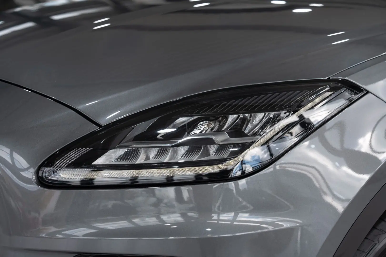 E-PACES AWD R-DYNAMIC BLACK-PACK 19 LM NAVI DAB