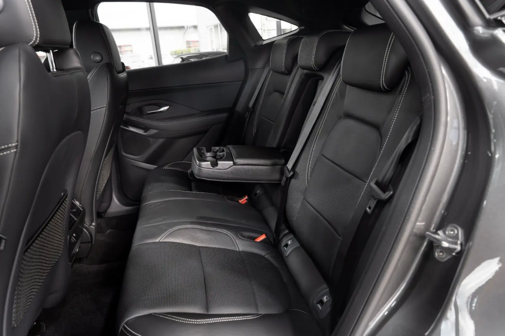 E-PACES AWD R-DYNAMIC BLACK-PACK 19 LM NAVI DAB