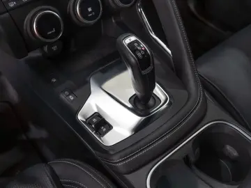 E-PACES AWD R-DYNAMIC BLACK-PACK 19 LM NAVI DAB