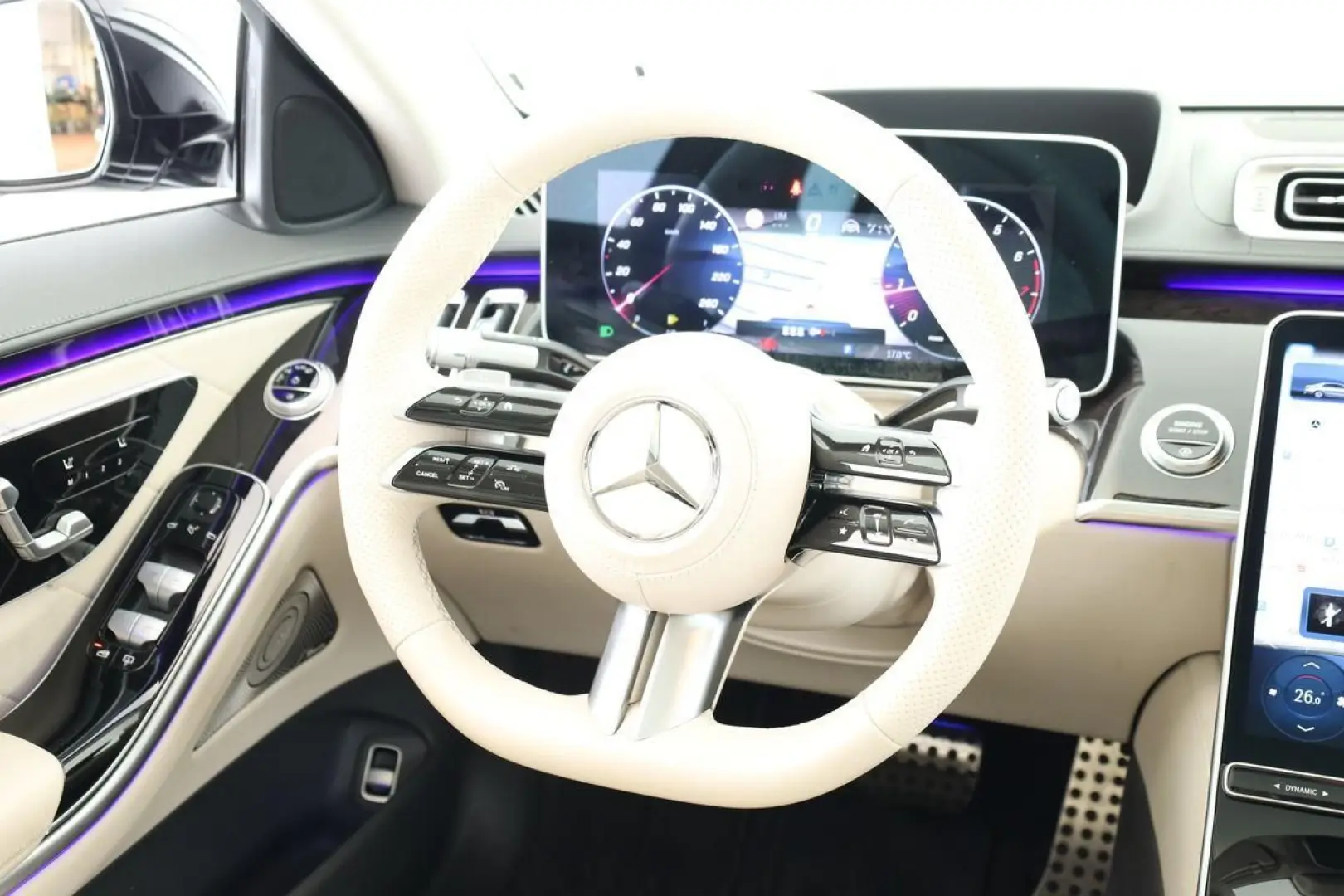 S 580 lang AMG DIGITAL Pano HUD HighEndFond 21