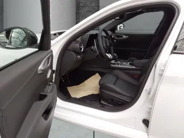 Giulia 2.0 Turbo Veloce Allrad AT NAVI Leder LED