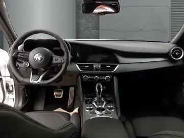 Giulia 2.0 Turbo Veloce Allrad AT NAVI Leder LED