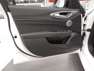 Giulia 2.0 Turbo Veloce Allrad AT NAVI Leder LED