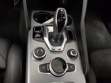Giulia 2.0 Turbo Veloce Allrad AT NAVI Leder LED