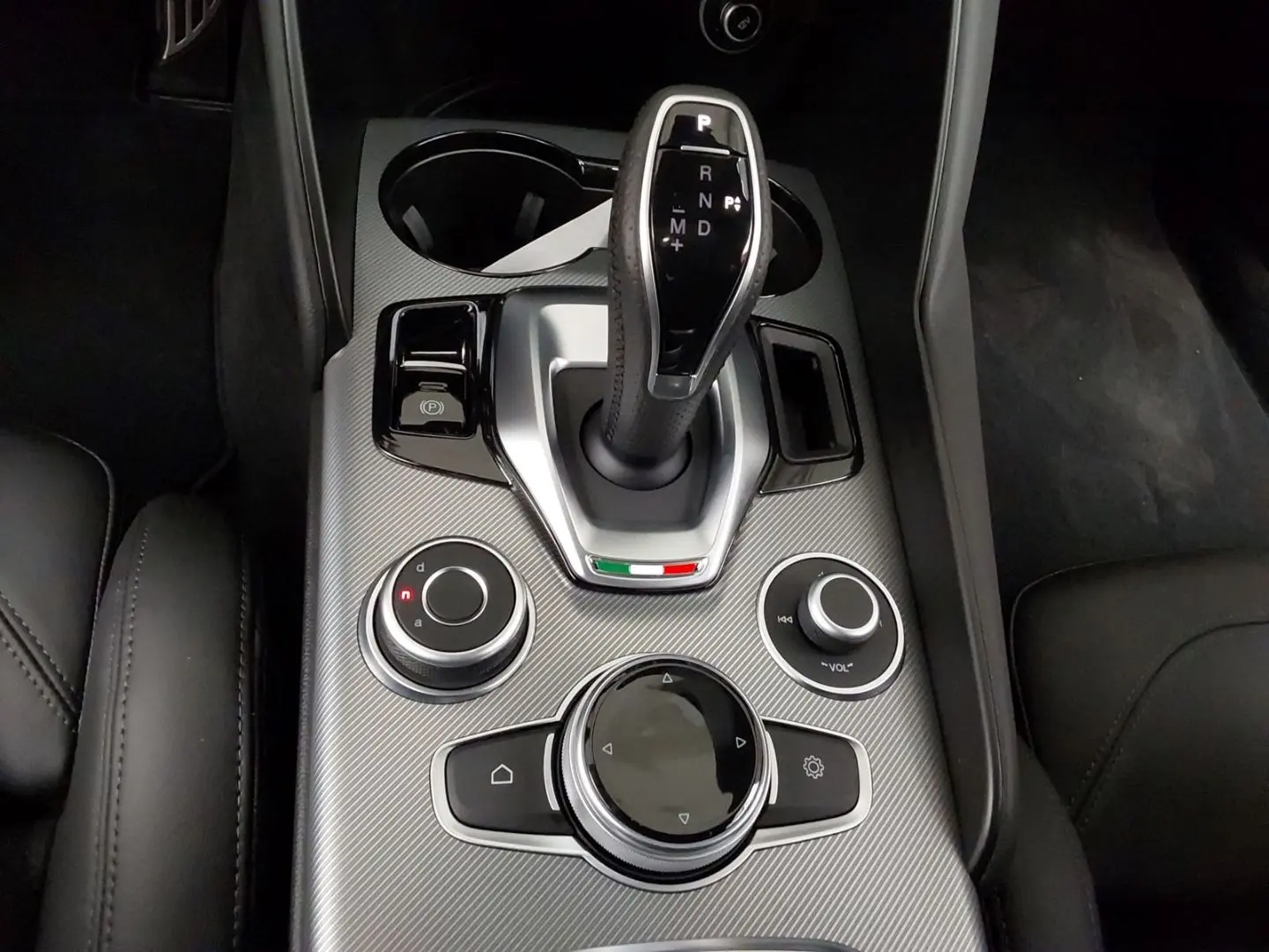 Giulia 2.0 Turbo Veloce Allrad AT NAVI Leder LED