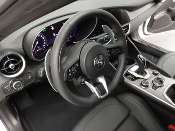 Giulia 2.0 Turbo Veloce Allrad AT NAVI Leder LED