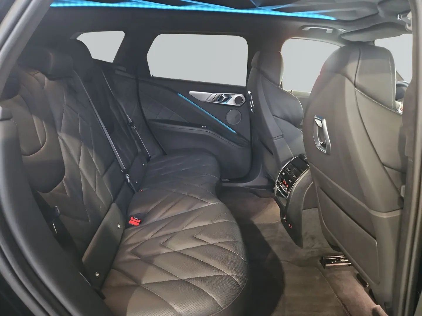 XM 50e  M Sportpaket H&K Surround