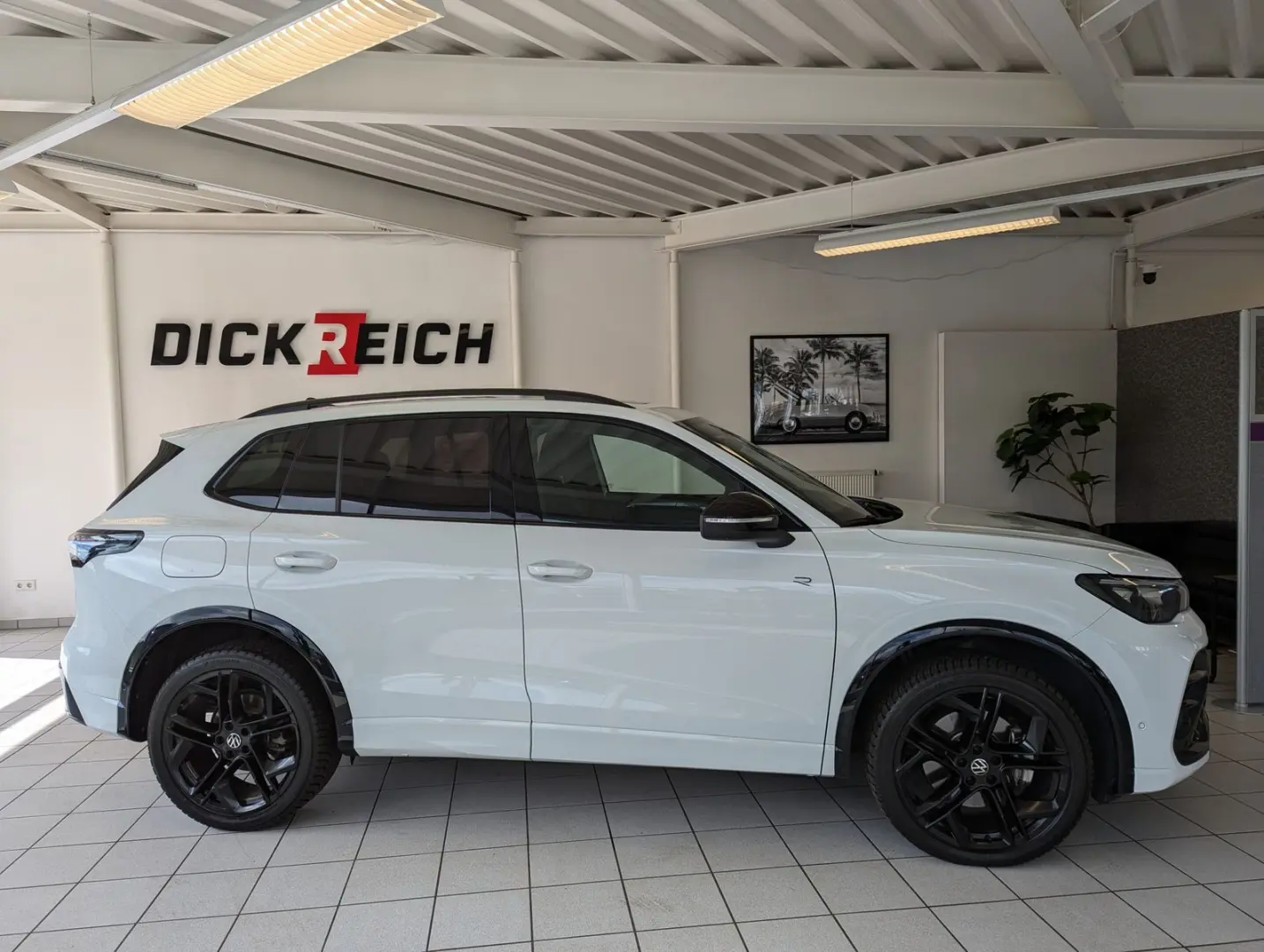 Tiguan 2.0TDI R-Line 4M Pano H K AHK Matrix 20